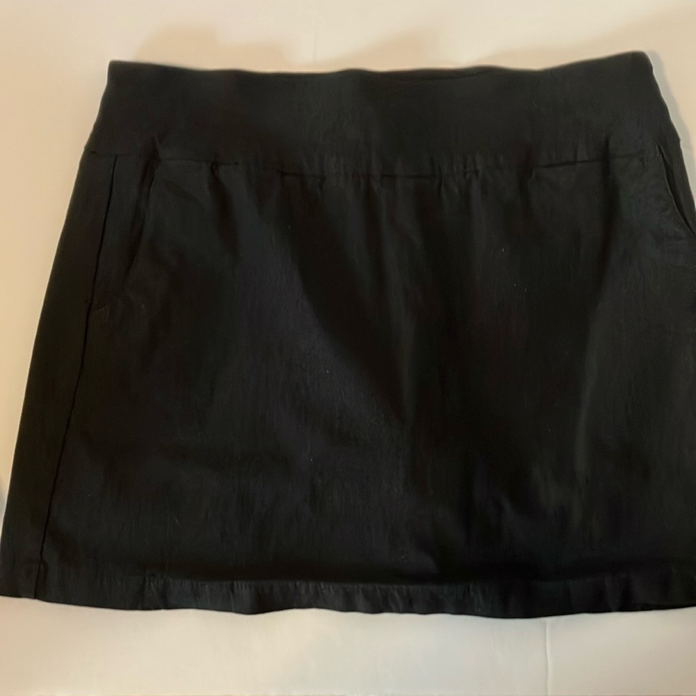 Attyre Black Pull On Skort. Sz 8. Lining. Rayon/Nylong /Spandex. Flattering!